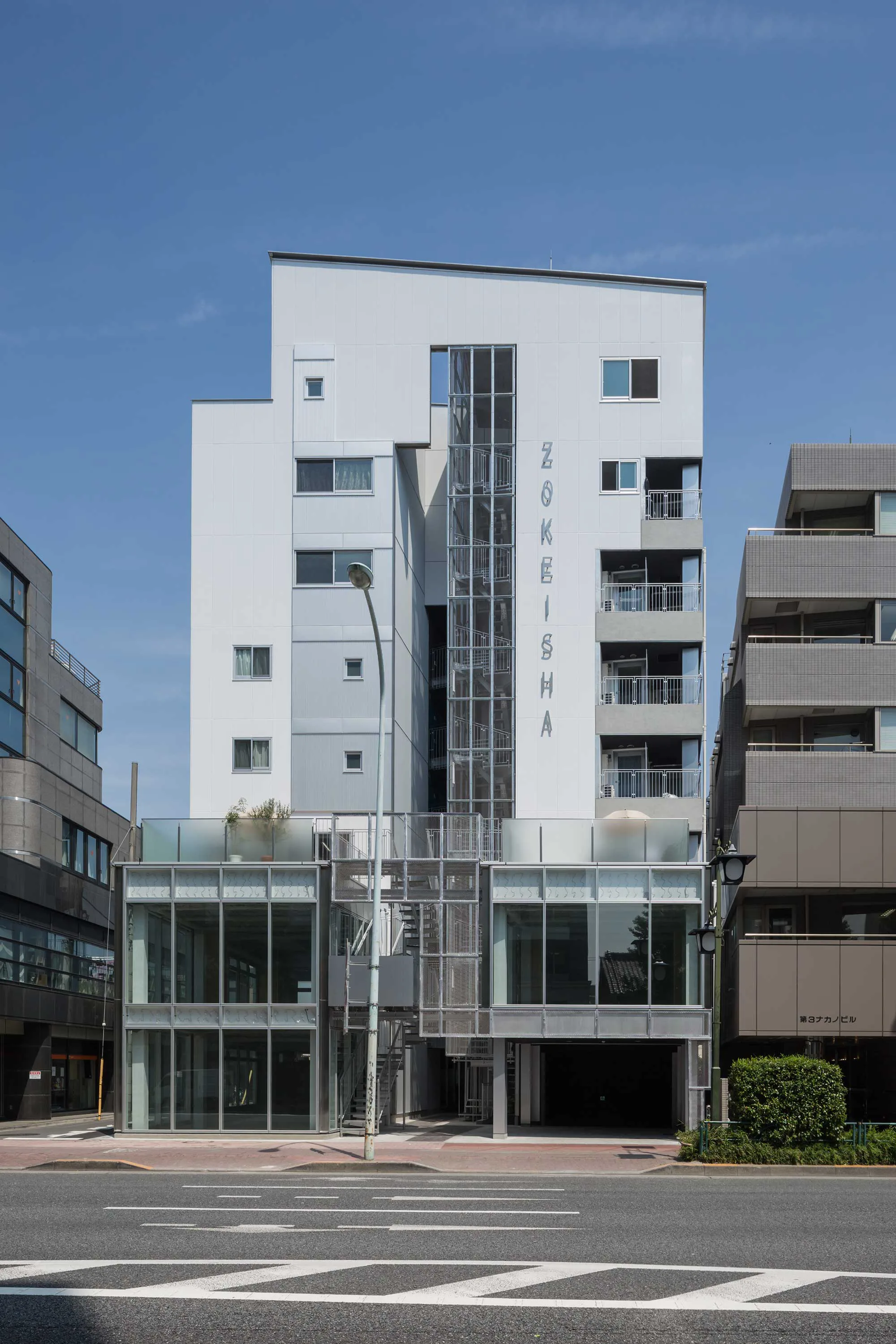 空の建築 自然とのさまざまな体験を紡ぐ、中国の渓谷に設計された垂直型